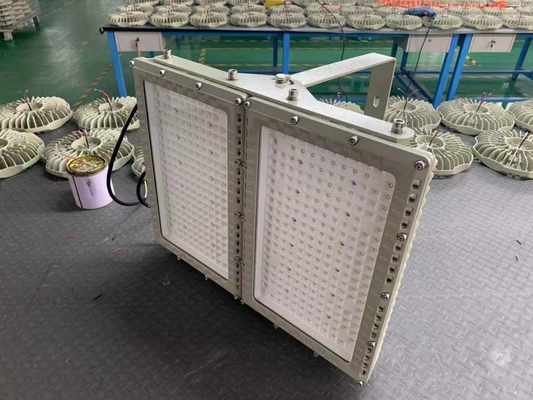 CREE 50-240 Watt LED Flood Light avec une durée de vie de 50 000 heures et une couleur personnalisable