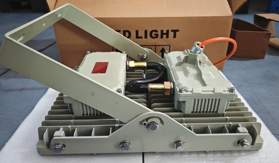 Lumière LED à l'épreuve des explosions pour la zone pétrolière et gazière 1 et 2 300W IP66 Armature d'éclairage industriel plafond monté pour une utilisation pétrochimique