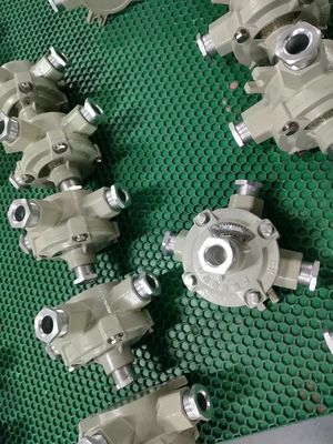 Des bouchons et récepteurs anti-explosion muraux abordables pour les applications industrielles