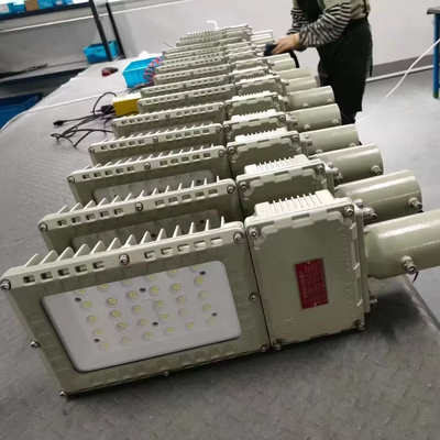 Éclairage de rue à LED résistant aux explosions pour les endroits dangereux Éclairage industriel imperméable à l'eau 50W / 150W / 200W