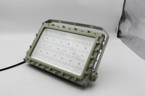 Projecteur LED antidéflagrant CRI Ra≥80 offrant une efficacité de 150lm/W et une durée de vie de 50 000 heures, idéal pour les applications industrielles