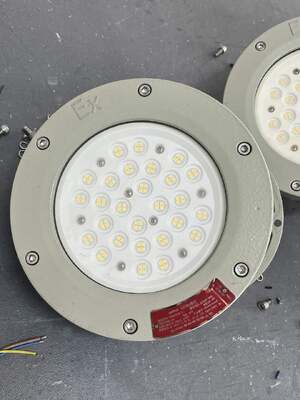 ATEX IECEx IP66 Lumière à l'épreuve des explosions à LED 100W 150W Lumière haute baie d'entrepôt AC 100-277V Mouture sous pression en aluminium 5 ans de garantie