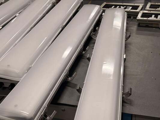 Luminaire linéaire antidéflagrant IP66 WF2 Résistance aux intempéries Standard, Marquage Ex Tb IIIC T80°C Db Éclairage pour locaux de complexe chimique
