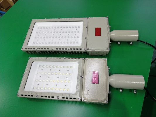 Éclairage solaire à l'extérieur résistant à l'explosion Ip66 100w 200w LED Efficacité de la lumière d'inondation 130lm/w Avec une garantie de cinq ans