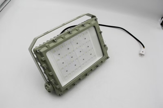 Lumière à LED résistante aux explosions de tension AC100-277V 50w et niveau de protection IP66 pour gaz de pétrole et zones industrielles