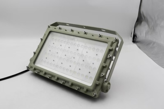 Lumière à LED résistante aux explosions de tension AC100-277V 50w et niveau de protection IP66 pour gaz de pétrole et zones industrielles
