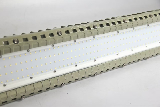Lumière linéaire à LED résistante à l'explosion de 50 W CNEX CRI80 Lampe résistante à l'explosion de la machine-outil de forage Équipement lumière de la machine