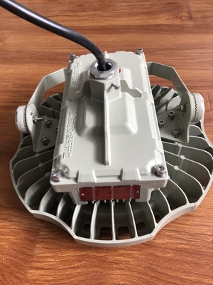 IP66 150 watts Lumières haute baie résistantes à l'explosion avec 135lm/w d'efficacité pour les zones industrielles et pétrochimiques