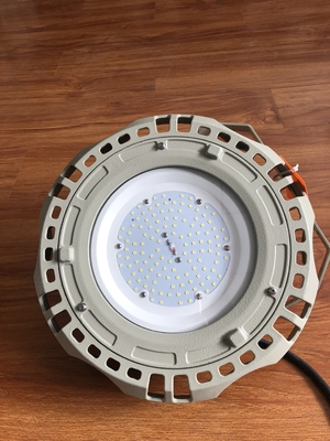 IP66 150 watts Lumières haute baie résistantes à l'explosion avec 135lm/w d'efficacité pour les zones industrielles et pétrochimiques