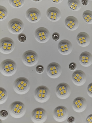 IP66 résistant à l'explosion luminaire de baie haute coulée en alliage d'aluminium en alliage d'aluminium en 100w ou 200w Options