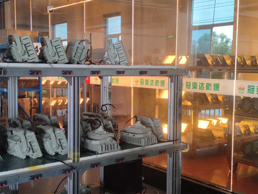 Lumière à LED résistant à l'explosion en alliage d'aluminium utilisée pour le montage sur une raffinerie à supports