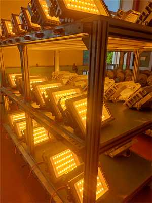 Lumière à LED résistant à l'explosion en alliage d'aluminium utilisée pour le montage sur une raffinerie à supports