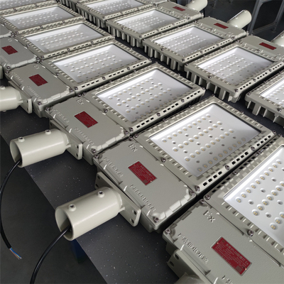 L'éclairage de rue à LED résistant à l'explosion de 250w pour raffinerie 100-277v 130lm/W homologué ATEX/IECEx/RoHS