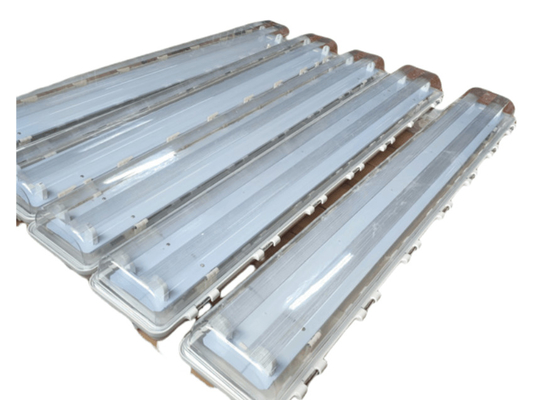 Lumière LED linéaire résistante à la corrosion résistante à l'explosion pour les champs pétrolifères, les aéroports, les industries chimiques Div1