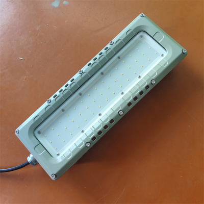 Lumière linéaire à LED anti-éblouissement ATEX IEC RoHS IP66 WF2 de qualité marine Aluminium 100lm/w 295v 80watt pour la zone 1,2,21,22