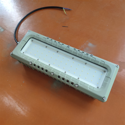 Lumière linéaire à LED anti-éblouissement ATEX IEC RoHS IP66 WF2 de qualité marine Aluminium 100lm/w 295v 80watt pour la zone 1,2,21,22