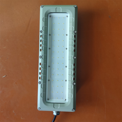 Lumière linéaire à LED anti-éblouissement ATEX IEC RoHS IP66 WF2 de qualité marine Aluminium 100lm/w 295v 80watt pour la zone 1,2,21,22