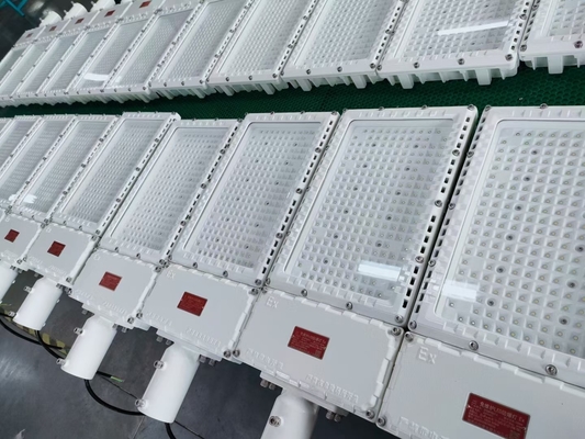 Projecteur LED extérieur antidéflagrant IP66 certifié ATEX IECEx CNEX Idéal pour les plateformes offshore, les raffineries et les sites dangereux