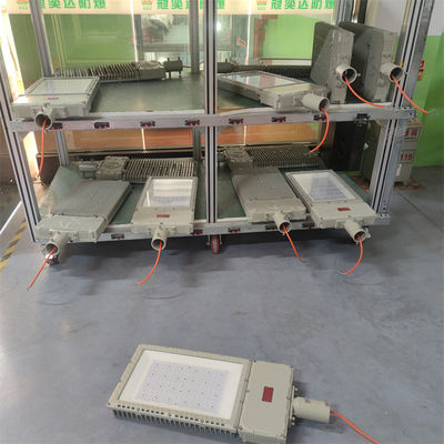 Panneau solaire étanche haute luminosité antidéflagrant 120W Lampe solaire de rue à LED 130Lm/w Lampe d'extérieur antidéflagrante