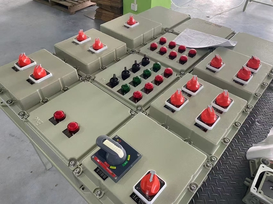 Panneaux de commande ignifuges de 2 mm pour applications extérieures ou industrielles