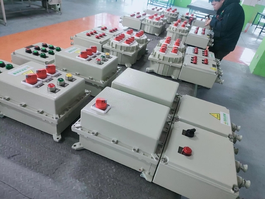 Panneau électrique ignifuge Panneau de commande à l'épreuve de l'explosion IP66 Montage suspendu à l'épreuve de la poussière