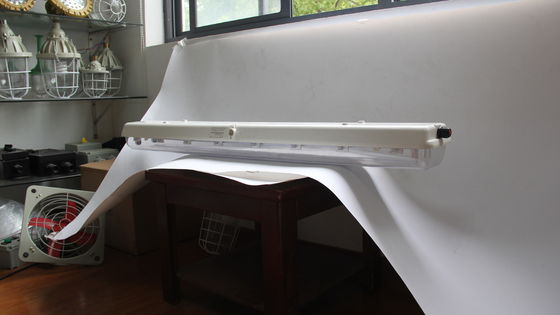 Lumière linéaire à l'épreuve d'explosion de la série BYS avec triple certification ¢ Armature LED pour zones dangereuses homologuée ATEX/IECEx/CNEX, IP66, garantie de 5 ans, puissance et taille personnalisables