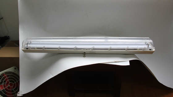 Lumière LED linéaire antidéflagrante ATEX/IECEx/CNEX durable de 0,6 m/1,2 m, qualité industrielle IP66 pour les zones dangereuses, les usines pétrochimiques, minières, maritimes et les installations énergétiques. La conception économe en énergie réduit