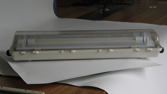 Lumière LED linéaire antidéflagrante ATEX/IECEx/CNEX durable de 0,6 m/1,2 m, qualité industrielle IP66 pour les zones dangereuses, les usines pétrochimiques, minières, maritimes et les installations énergétiques. La conception économe en énergie réduit