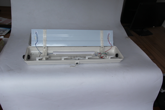 Lumière LED linéaire antidéflagrante ATEX/IECEx/CNEX durable de 0,6 m/1,2 m, qualité industrielle IP66 pour les zones dangereuses, les usines pétrochimiques, minières, maritimes et les installations énergétiques. La conception économe en énergie réduit