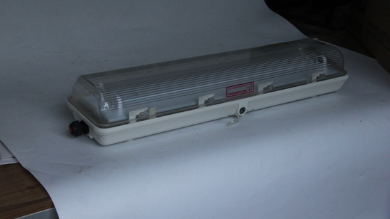 Lumière LED linéaire antidéflagrante ATEX/IECEx/CNEX durable de 0,6 m/1,2 m, qualité industrielle IP66 pour les zones dangereuses, les usines pétrochimiques, minières, maritimes et les installations énergétiques. La conception économe en énergie réduit