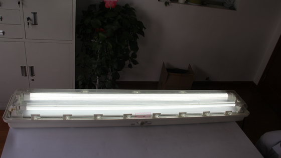 Lumière LED linéaire antidéflagrante ATEX/IECEx/CNEX durable de 0,6 m/1,2 m, qualité industrielle IP66 pour les zones dangereuses, les usines pétrochimiques, minières, maritimes et les installations énergétiques. La conception économe en énergie réduit