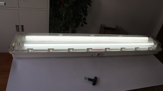 Lumière LED linéaire antidéflagrante ATEX/IECEx/CNEX durable de 0,6 m/1,2 m, qualité industrielle IP66 pour les zones dangereuses, les usines pétrochimiques, minières, maritimes et les installations énergétiques. La conception économe en énergie réduit