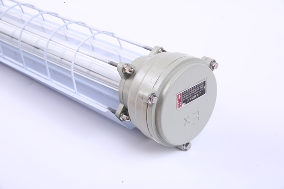Lumière LED linéaire antidéflagrante ATEX/IECEx/CNEX durable de 0,6 m/1,2 m, qualité industrielle IP66 pour les zones dangereuses, les usines pétrochimiques, minières, maritimes et les installations énergétiques. La conception économe en énergie réduit