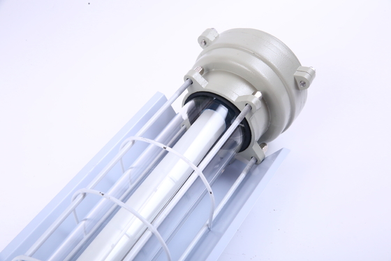 Lumière LED linéaire antidéflagrante ATEX/IECEx/CNEX durable de 0,6 m/1,2 m, qualité industrielle IP66 pour les zones dangereuses, les usines pétrochimiques, minières, maritimes et les installations énergétiques. La conception économe en énergie réduit