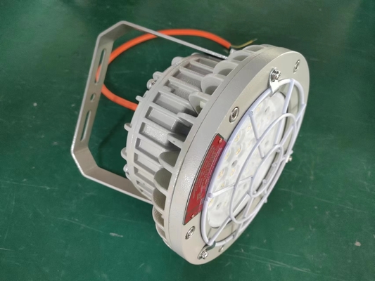 Éclairage commercial LED haute baie, IRC Ra 69 et poids de 8 kg pour des solutions d'éclairage optimales