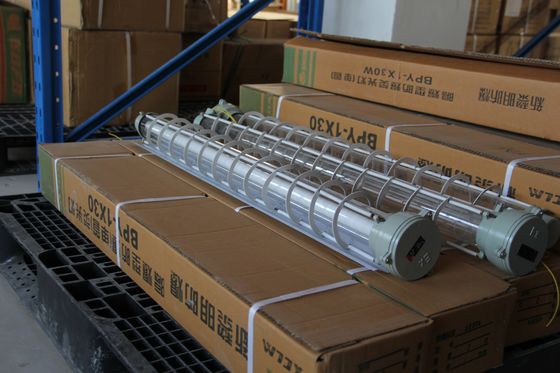 Lumière fluorescente résistante aux explosions de qualité industrielle pour un éclairage sûr dans les lieux dangereux