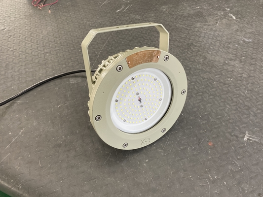 Projecteur LED haute baie antidéflagrant de qualité industrielle IP66 étanche 100W-200W avec certification ATEX CNEX pour les applications en zones dangereuses 1 et 2