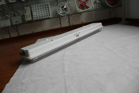 Luminaire LED pour zones dangereuses approuvé ATEX/IECEx/CNEX, indice de protection IP66, garantie de 5 ans, puissance et taille personnalisables, robuste, Série BYS, lumière linéaire antidéflagrante avec triple certification