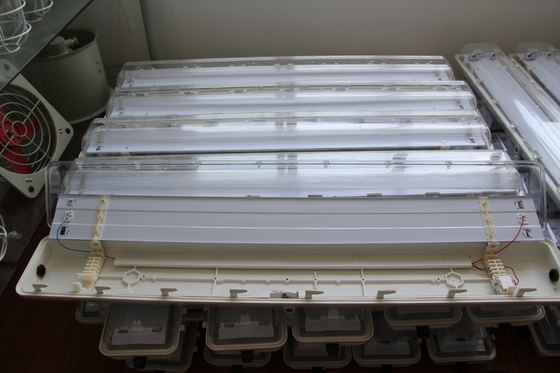 Luminaire LED pour zones dangereuses approuvé ATEX/IECEx/CNEX, indice de protection IP66, garantie de 5 ans, puissance et taille personnalisables, robuste, Série BYS, lumière linéaire antidéflagrante avec triple certification