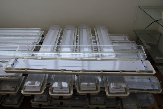 L'éclairage LED à double tube et à simple tube à haute efficacité IP66 18W 36W