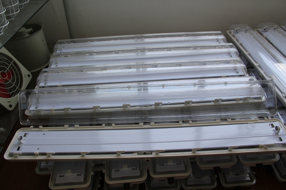 Luminaire LED pour zones dangereuses approuvé ATEX/IECEx/CNEX, indice de protection IP66, garantie de 5 ans, puissance et taille personnalisables, robuste, Série BYS, lumière linéaire antidéflagrante avec triple certification