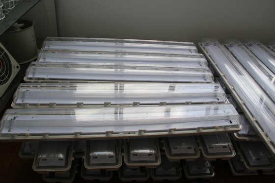 Luminaire LED pour zones dangereuses approuvé ATEX/IECEx/CNEX, indice de protection IP66, garantie de 5 ans, puissance et taille personnalisables, robuste, Série BYS, lumière linéaire antidéflagrante avec triple certification
