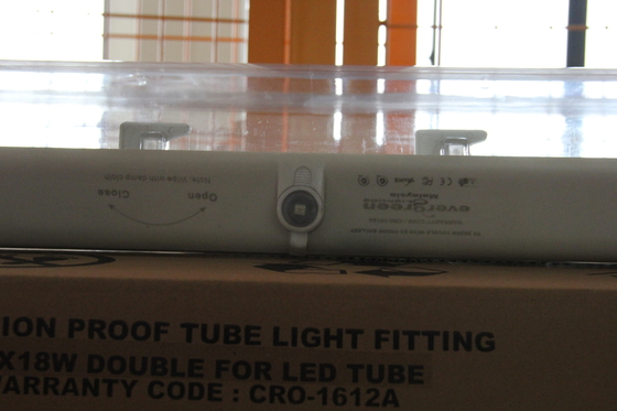 Luminaire LED pour zones dangereuses approuvé ATEX/IECEx/CNEX, indice de protection IP66, garantie de 5 ans, puissance et taille personnalisables, robuste, Série BYS, lumière linéaire antidéflagrante avec triple certification
