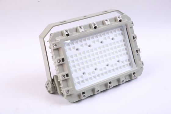 Projecteur antidéflagrant classé IP66 avec haute protection et style de montage suspendu