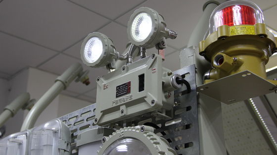 Lampe de secours industrielle antidéflagrante assurant la sécurité dans les environnements dangereux