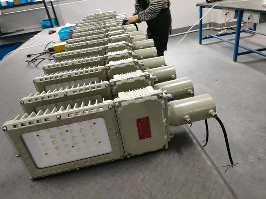 Lumière haute luminosité 50w 100w 150w 200w étanche à l'explosion à l'extérieur étanche à l'eau LED Flood Light avec cinq ans de garantie