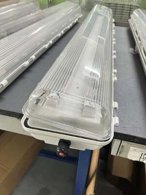 Luminaire linéaire antidéflagrant IP66 WF2 Résistance aux intempéries Standard, Marquage Ex Tb IIIC T80°C Db Éclairage pour locaux de complexe chimique