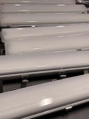 Éclairage linéaire fluorescent à LED étanche IP66 antidéflagrant pour utilisation en zone 1 et zone 2