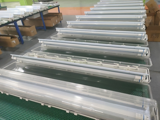 IP66 étanche à l'eau Atex Led éclairage à l'épreuve d'explosion tube luminaire Fixtures Matériau GRP lumière fluorescente pour les atmosphères explosives