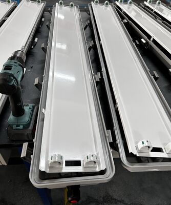 Appareil d'éclairage linéaire antidéflagrant IP66 WF2 Niveau de performance d'abri, luminaire validé Ex Tb IIIC T80°C Db pour installations de traitement pétrochimique